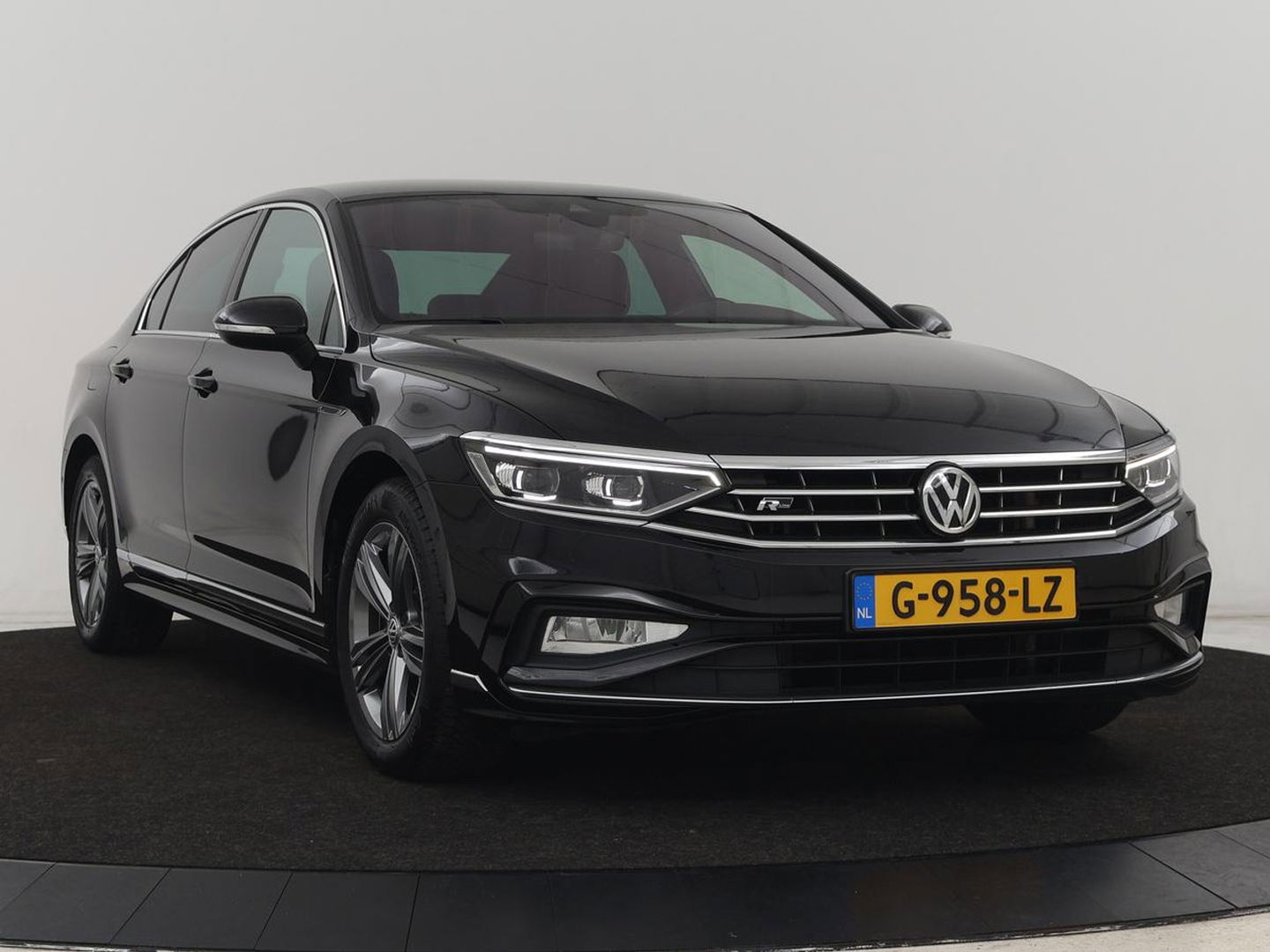 Volkswagen Passat 2.0 TSI R Line | 190pk | Trekhaak | Leder/Alcantara | Stoelverwarming | Camera | Matrix LED | Adaptive cruise | Virtual Cockpit | Carplay | Navigatie