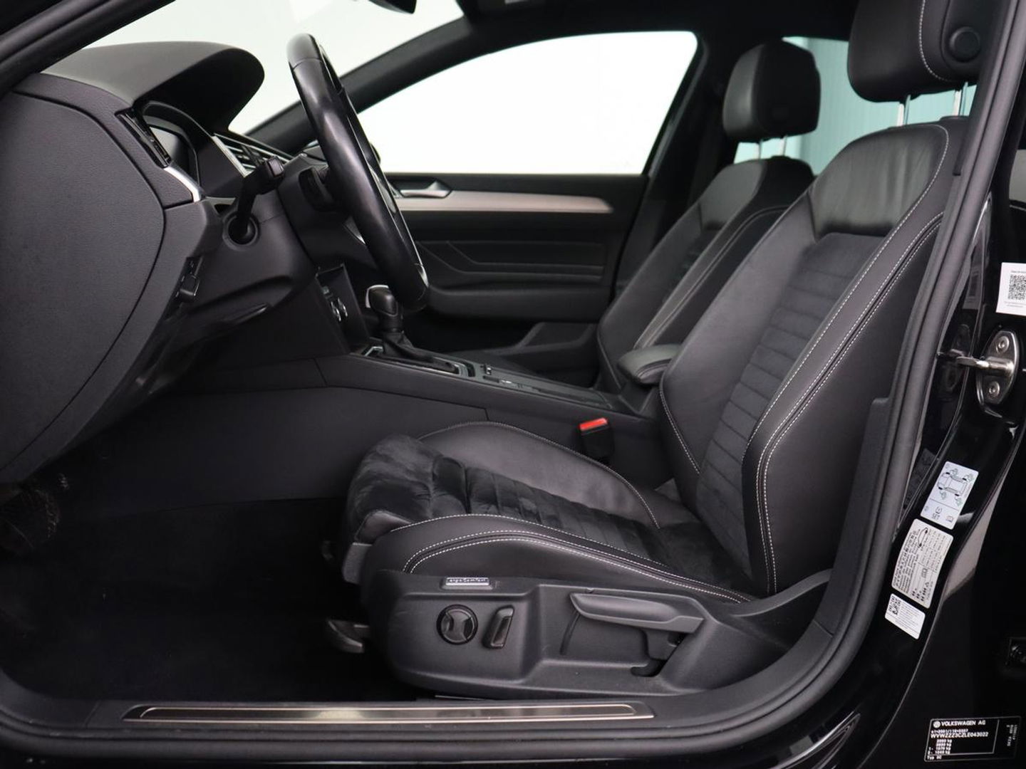 Volkswagen Passat 2.0 TSI R Line | 190pk | Trekhaak | Leder/Alcantara | Stoelverwarming | Camera | Matrix LED | Adaptive cruise | Virtual Cockpit | Carplay | Navigatie