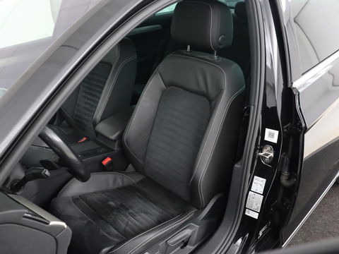 Volkswagen Passat 2.0 TSI R Line | 190pk | Trekhaak | Leder/Alcantara | Stoelverwarming | Camera | Matrix LED | Adaptive cruise | Virtual Cockpit | Carplay | Navigatie