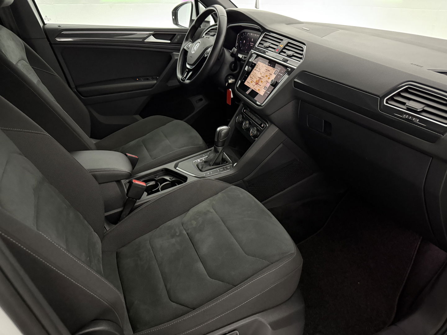 Volkswagen Tiguan 1.5 TSI ACT 150PK R-line | Virtual | Carplay | Trekh. | Adaptive Cruise | LED | Parkeersens. | NAP