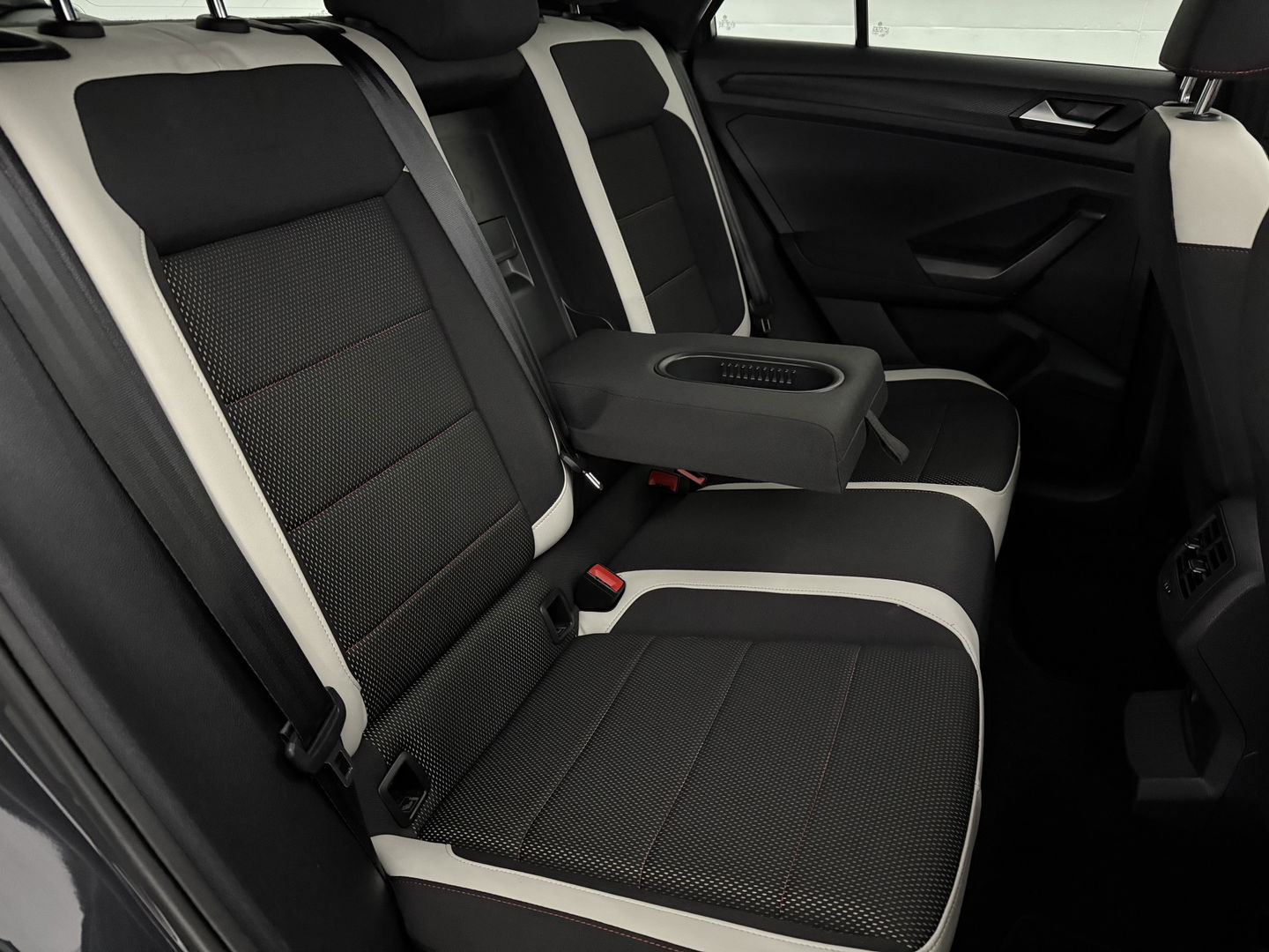 Volkswagen T-Roc 1.5 TSI 150PK R-Line | Pano | Sfeer | Virtual | Carplay | LED | Adap. Cruise | Parkeersens. | NAP