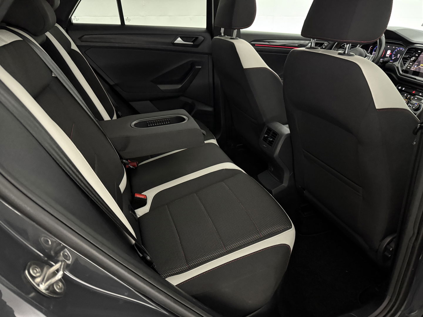 Volkswagen T-Roc 1.5 TSI 150PK R-Line | Pano | Sfeer | Virtual | Carplay | LED | Adap. Cruise | Parkeersens. | NAP