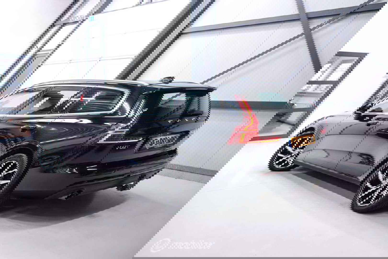 Volvo V60 2.0 T4 Momentum Pro | Trekhaak | 1e eig | Dealer onderhouden | Camera |