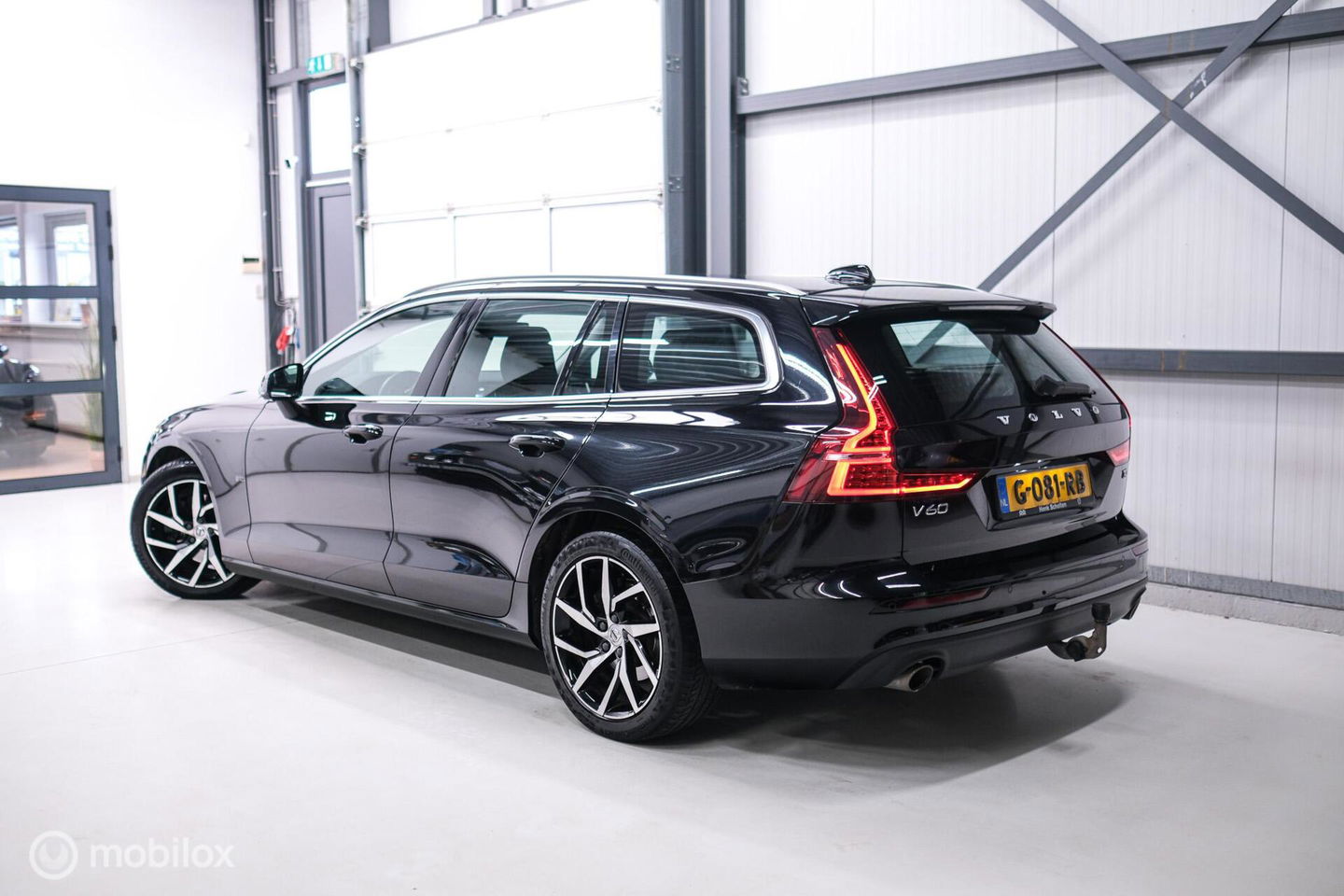 Volvo V60 2.0 T4 Momentum Pro | Trekhaak | 1e eig | Dealer onderhouden | Camera |