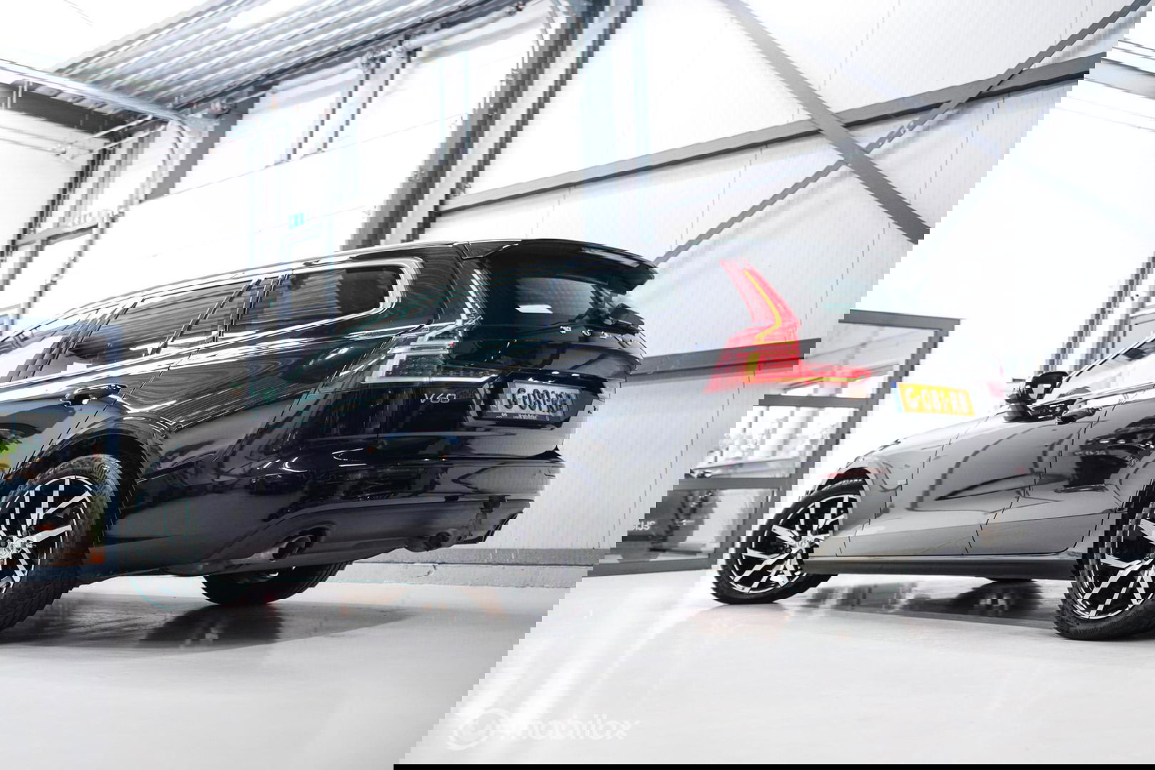 Volvo V60 2.0 T4 Momentum Pro | Trekhaak | 1e eig | Dealer onderhouden | Camera |