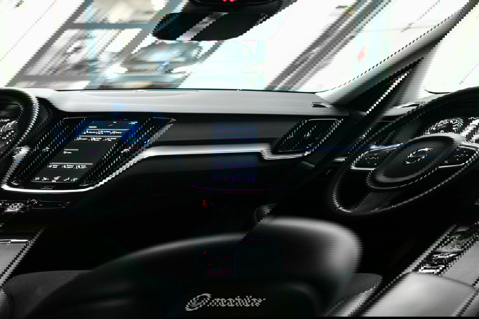 Volvo V60 2.0 T4 Momentum Pro | Trekhaak | 1e eig | Dealer onderhouden | Camera |