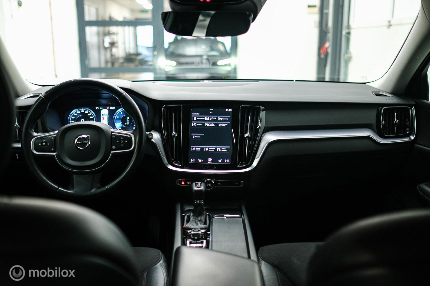 Volvo V60 2.0 T4 Momentum Pro | Trekhaak | 1e eig | Dealer onderhouden | Camera |