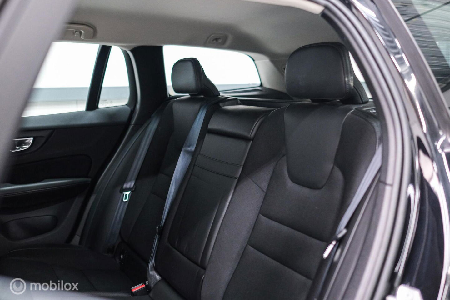 Volvo V60 2.0 T4 Momentum Pro | Trekhaak | 1e eig | Dealer onderhouden | Camera |