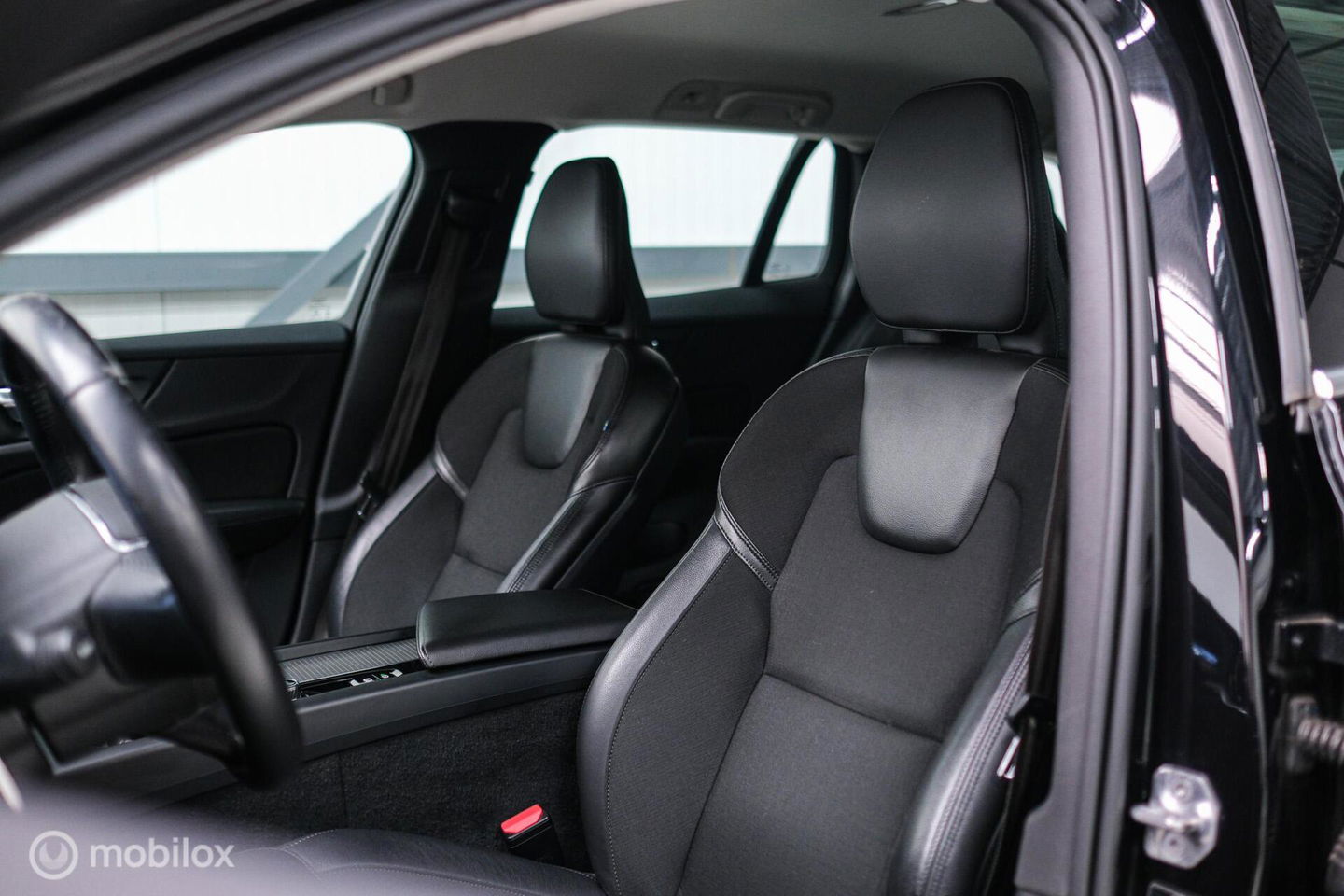 Volvo V60 2.0 T4 Momentum Pro | Trekhaak | 1e eig | Dealer onderhouden | Camera |