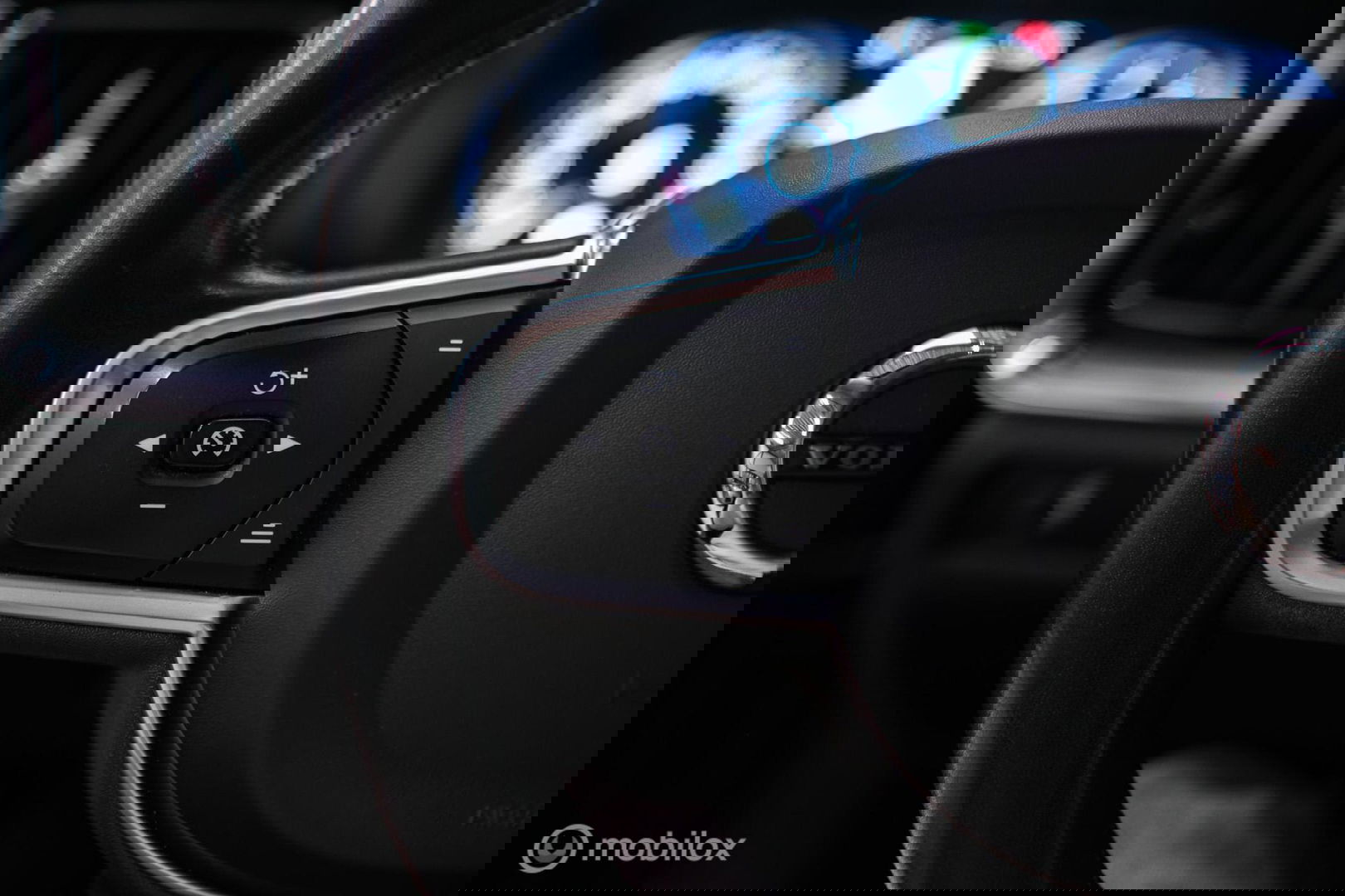 Volvo V60 2.0 T4 Momentum Pro | Trekhaak | 1e eig | Dealer onderhouden | Camera |