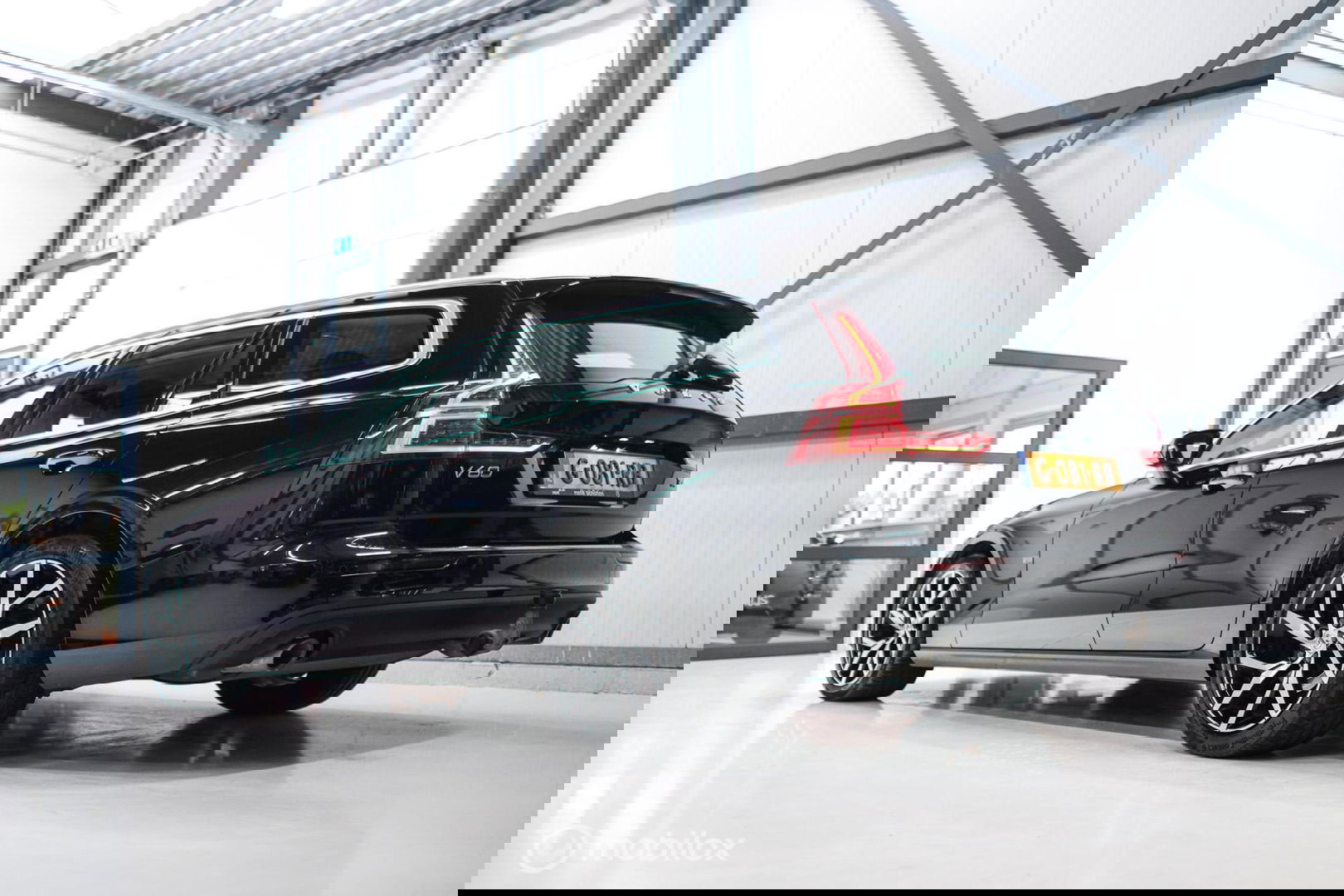 Volvo V60 2.0 T4 Momentum Pro | Trekhaak | 1e eig | Dealer onderhouden | Camera |