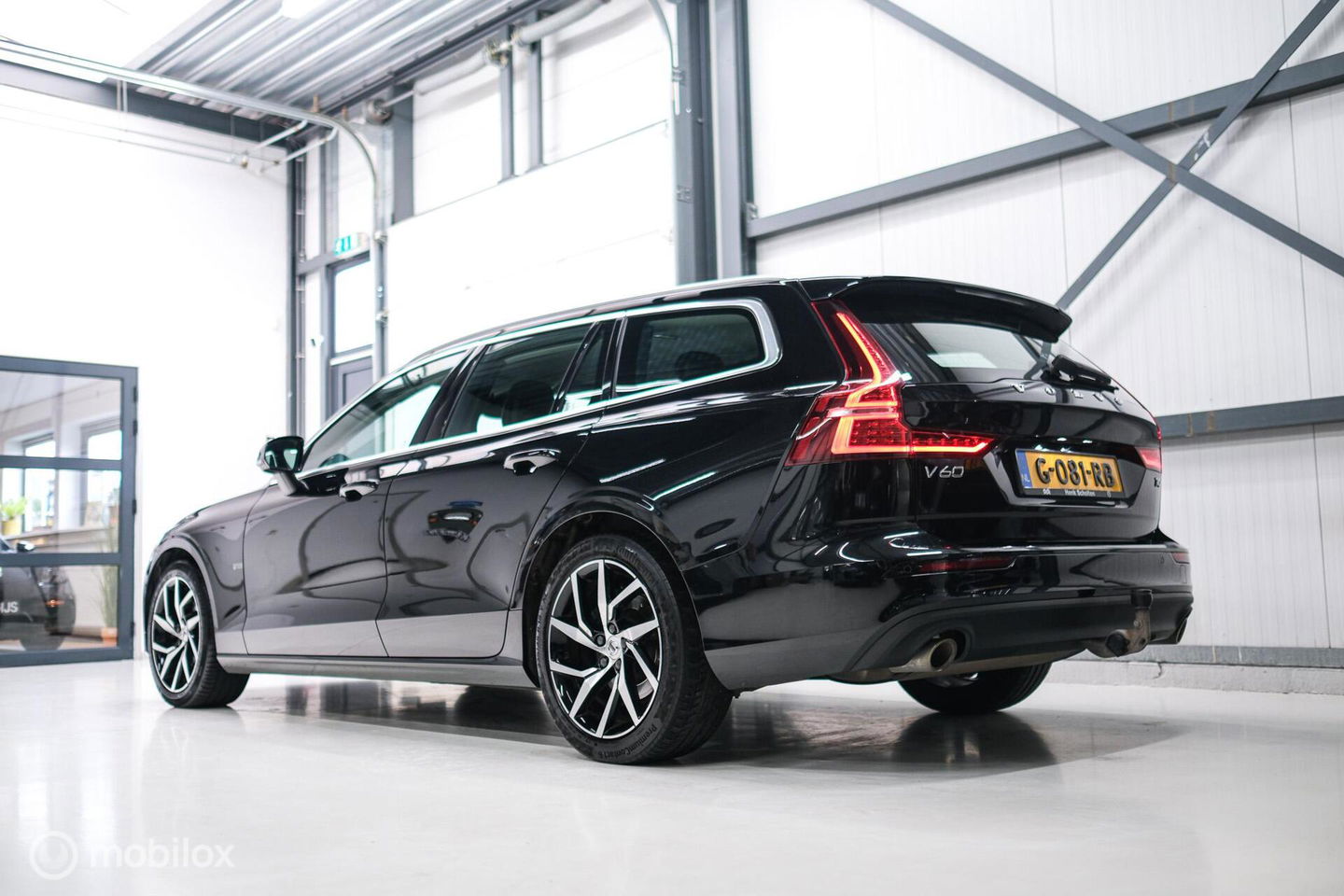 Volvo V60 2.0 T4 Momentum Pro | Trekhaak | 1e eig | Dealer onderhouden | Camera |