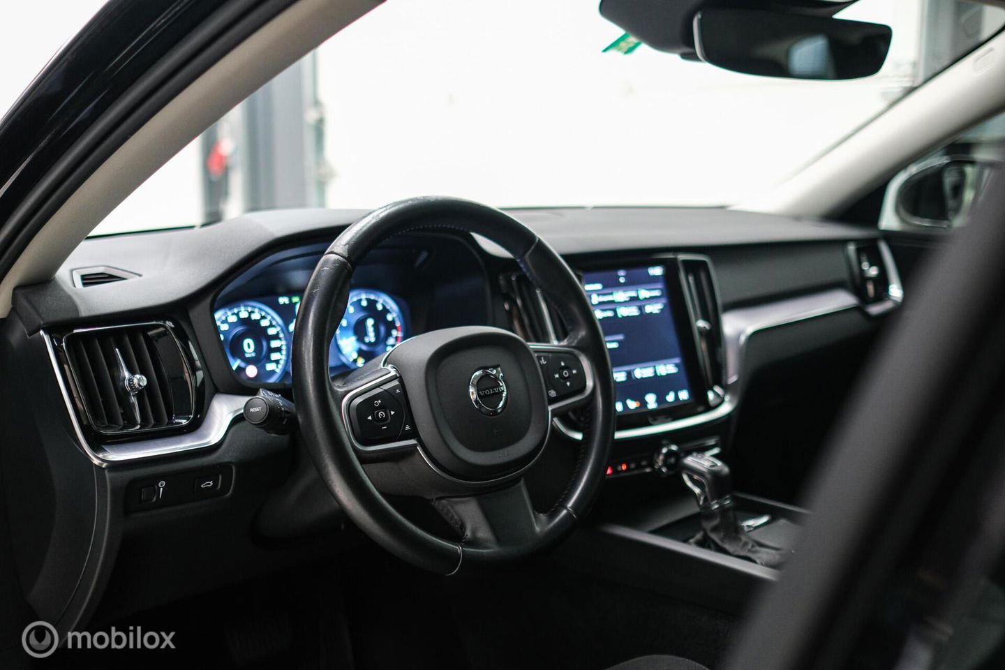 Volvo V60 2.0 T4 Momentum Pro | Trekhaak | 1e eig | Dealer onderhouden | Camera |