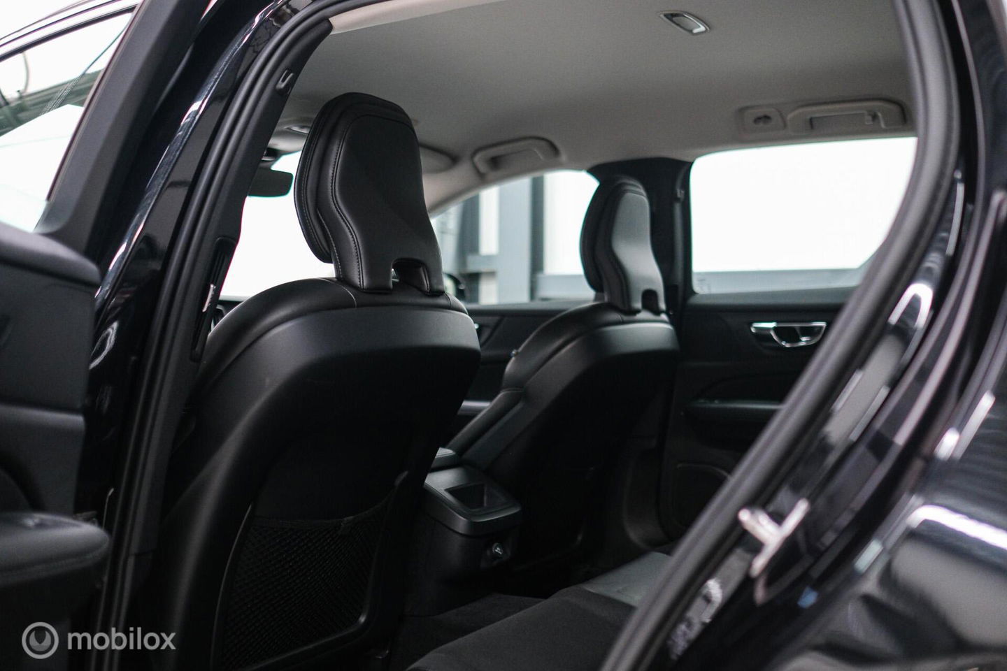 Volvo V60 2.0 T4 Momentum Pro | Trekhaak | 1e eig | Dealer onderhouden | Camera |