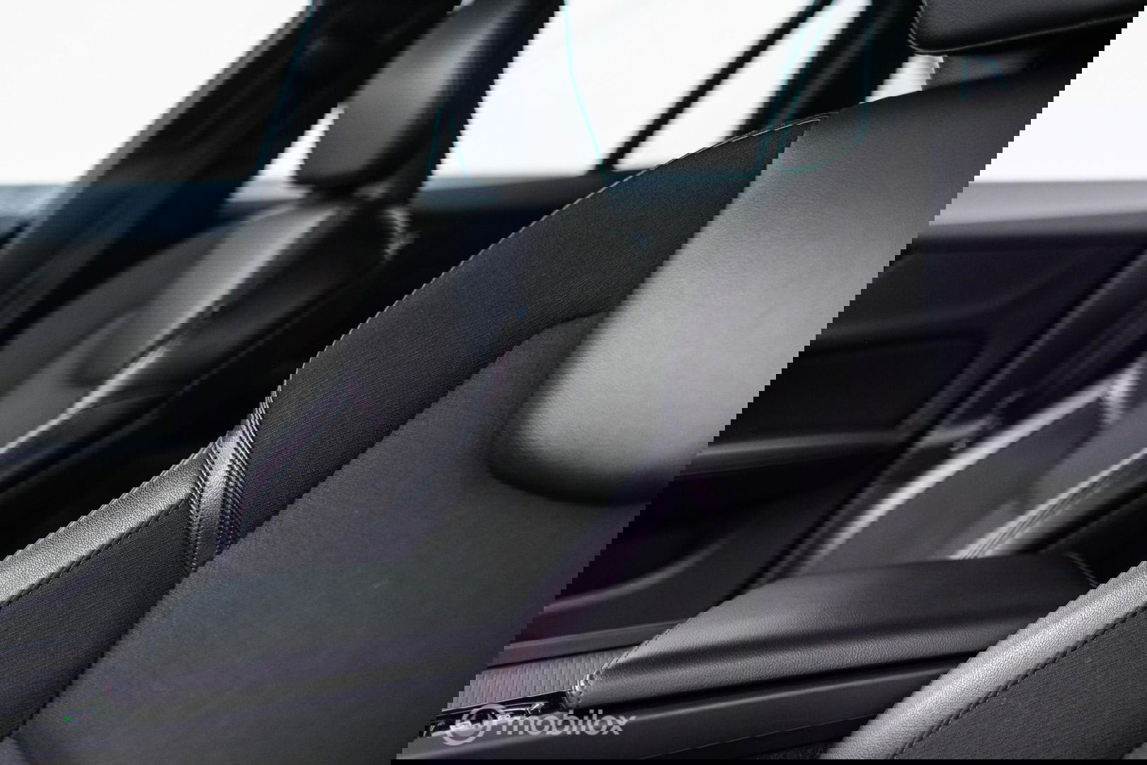 Volvo V60 2.0 T4 Momentum Pro | Trekhaak | 1e eig | Dealer onderhouden | Camera |