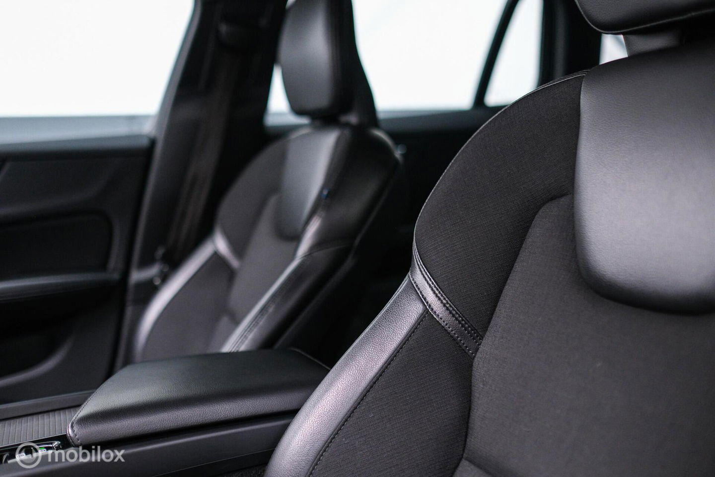 Volvo V60 2.0 T4 Momentum Pro | Trekhaak | 1e eig | Dealer onderhouden | Camera |