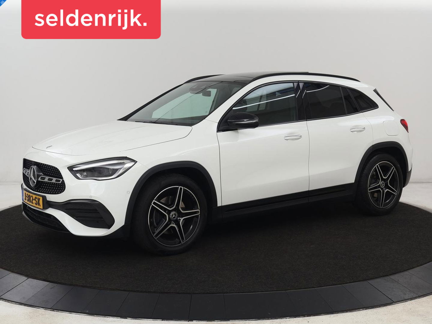 Mercedes-Benz GLA 200 Business Solution AMG | Panoramadak | Stoelverwarming | Trekhaak | Keyless | Matrix LED | Leder/Alcantara | Navigatie | Camera | Park Assist