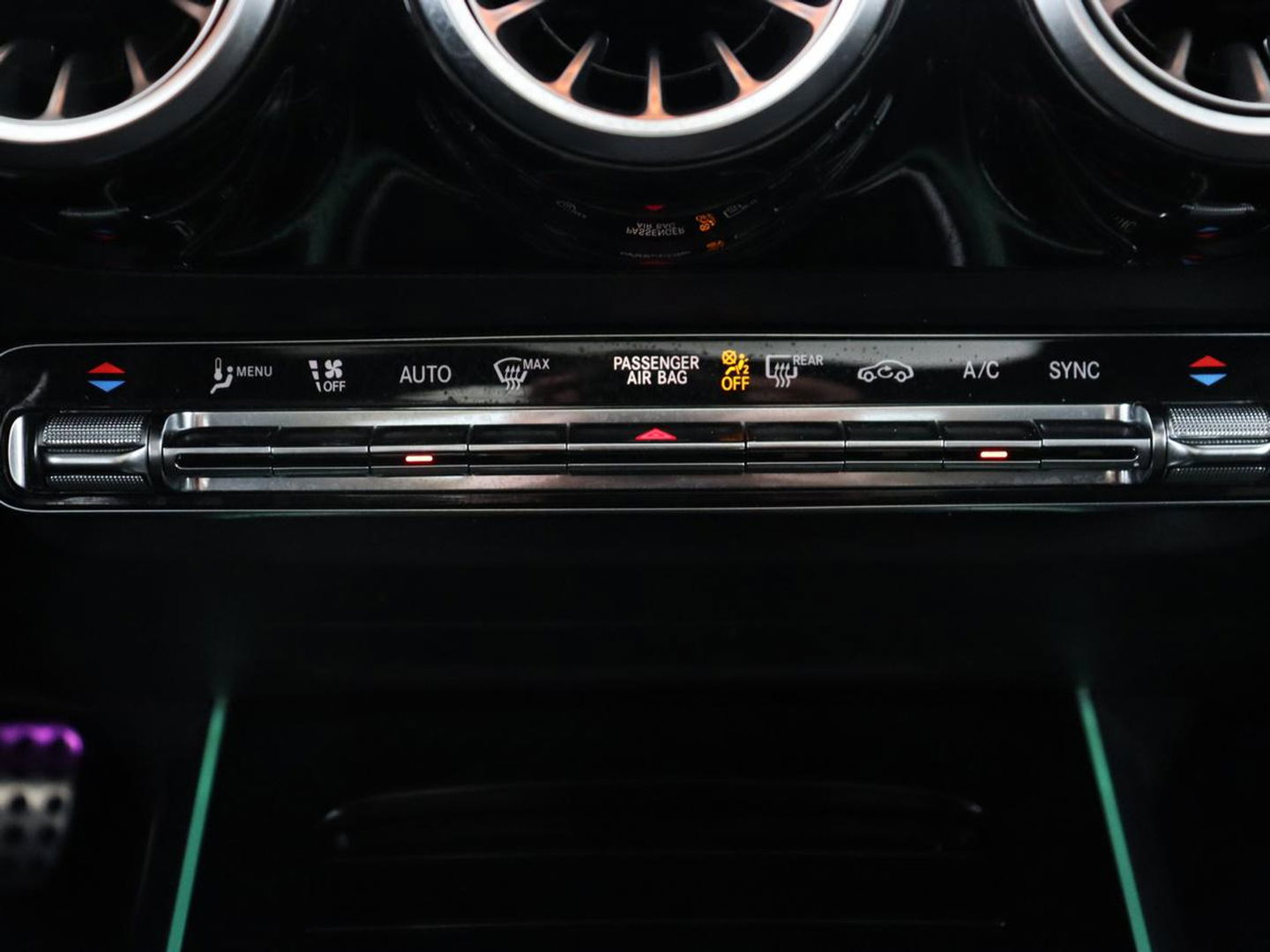 Mercedes-Benz GLA 200 Business Solution AMG | Panoramadak | Stoelverwarming | Trekhaak | Keyless | Matrix LED | Leder/Alcantara | Navigatie | Camera | Park Assist