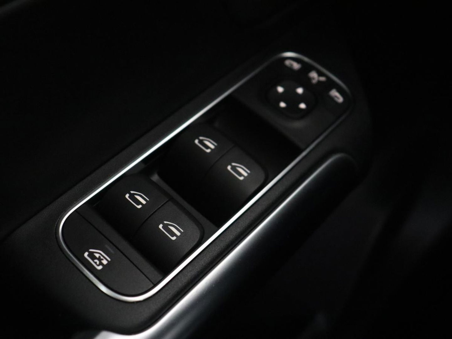 Mercedes-Benz GLA 200 Business Solution AMG | Panoramadak | Stoelverwarming | Trekhaak | Keyless | Matrix LED | Leder/Alcantara | Navigatie | Camera | Park Assist