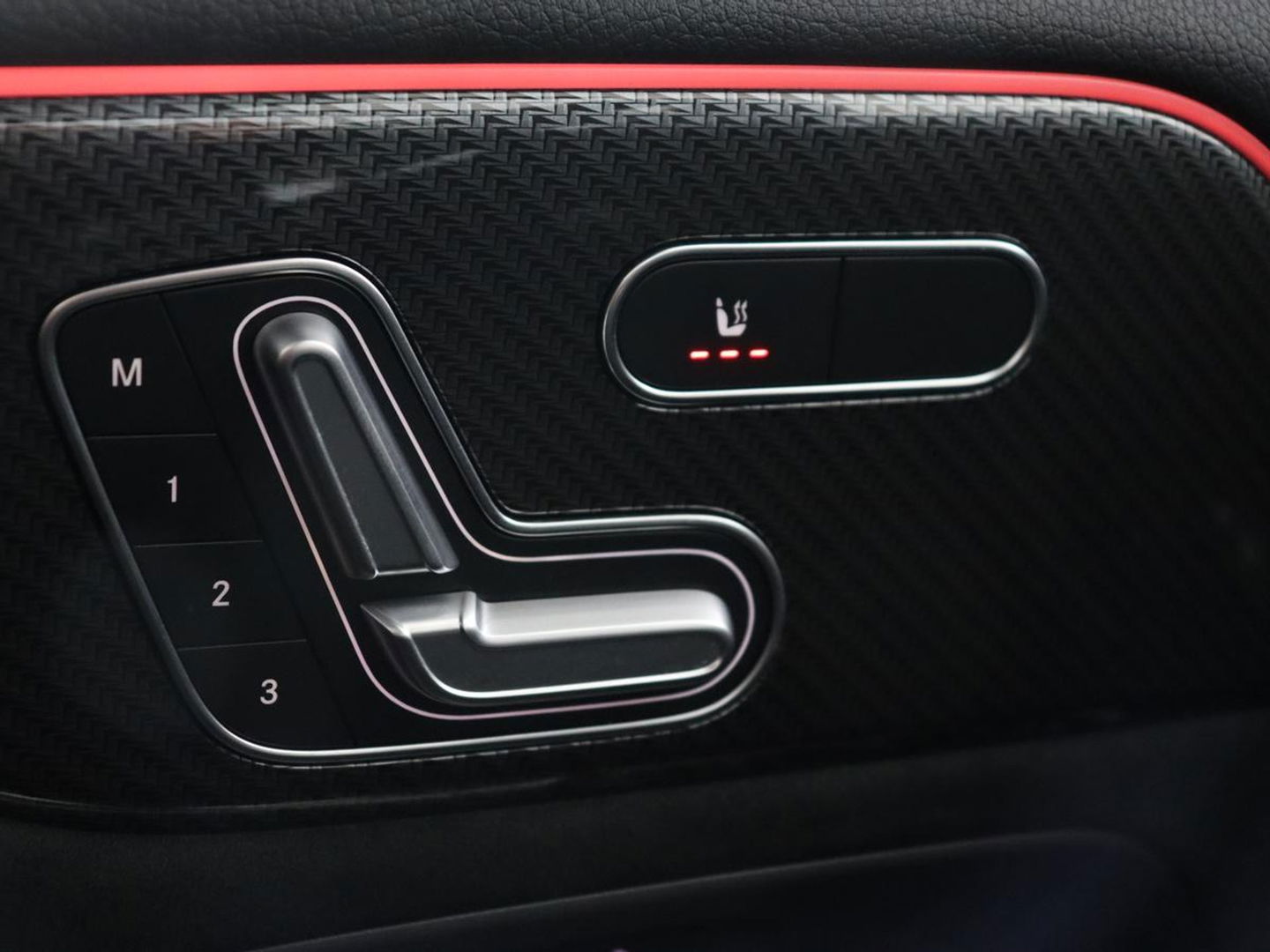 Mercedes-Benz GLA 200 Business Solution AMG | Panoramadak | Stoelverwarming | Trekhaak | Keyless | Matrix LED | Leder/Alcantara | Navigatie | Camera | Park Assist