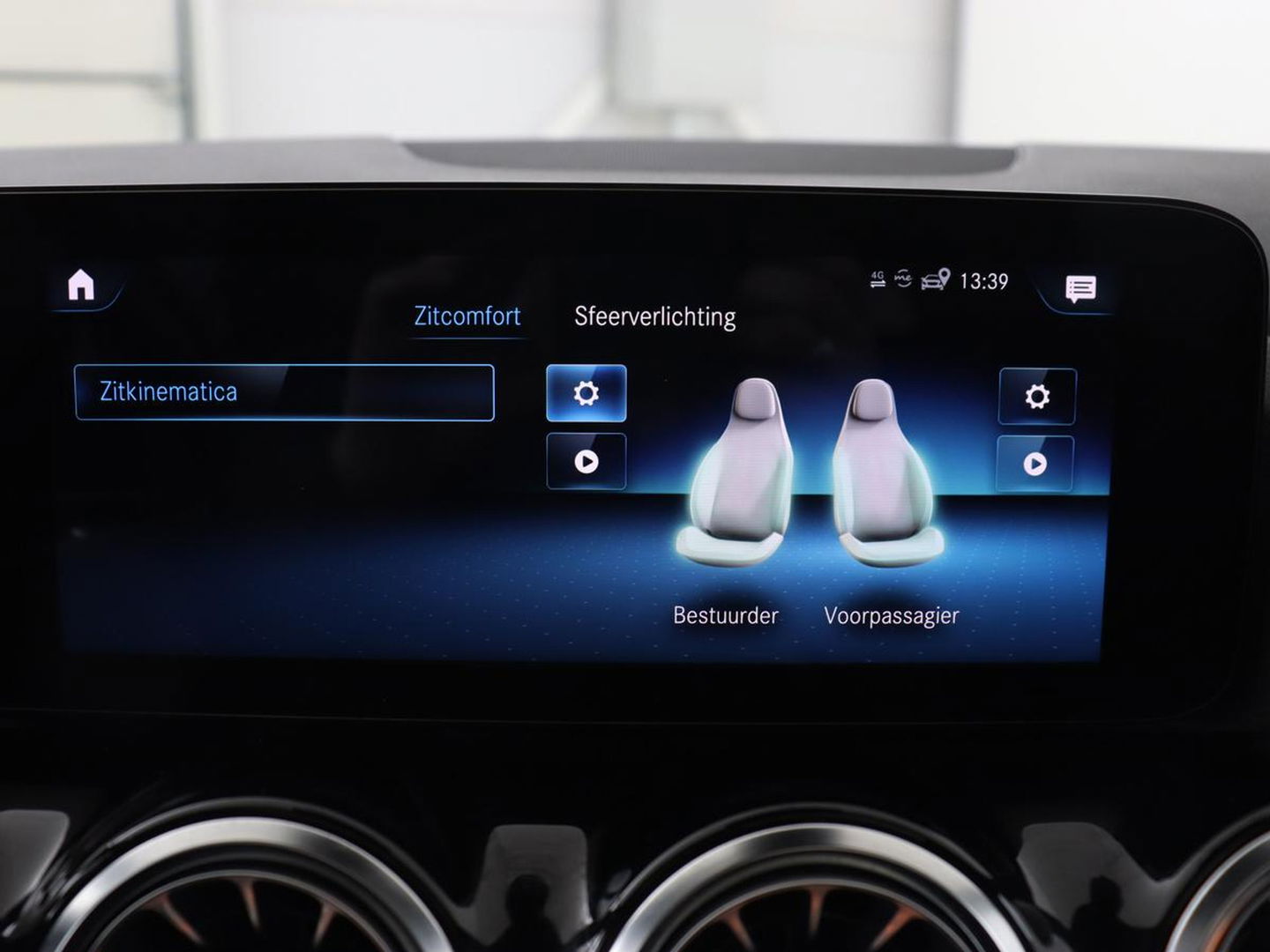 Mercedes-Benz GLA 200 Business Solution AMG | Panoramadak | Stoelverwarming | Trekhaak | Keyless | Matrix LED | Leder/Alcantara | Navigatie | Camera | Park Assist