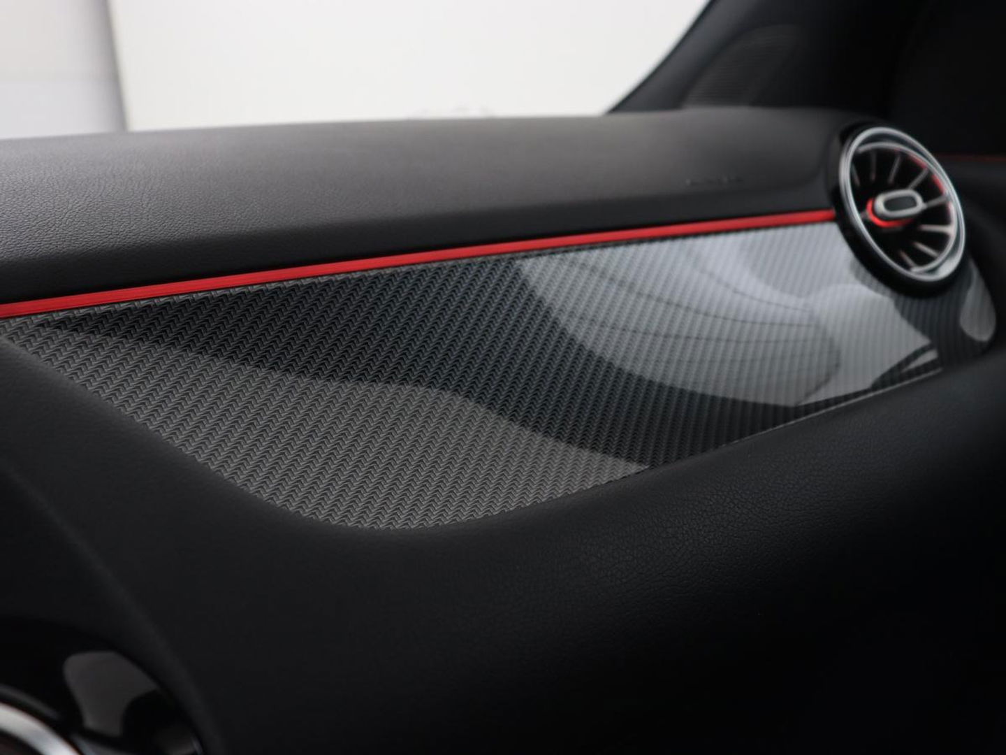 Mercedes-Benz GLA 200 Business Solution AMG | Panoramadak | Stoelverwarming | Trekhaak | Keyless | Matrix LED | Leder/Alcantara | Navigatie | Camera | Park Assist