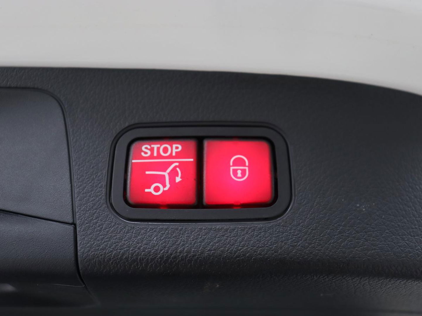 Mercedes-Benz GLA 200 Business Solution AMG | Panoramadak | Stoelverwarming | Trekhaak | Keyless | Matrix LED | Leder/Alcantara | Navigatie | Camera | Park Assist