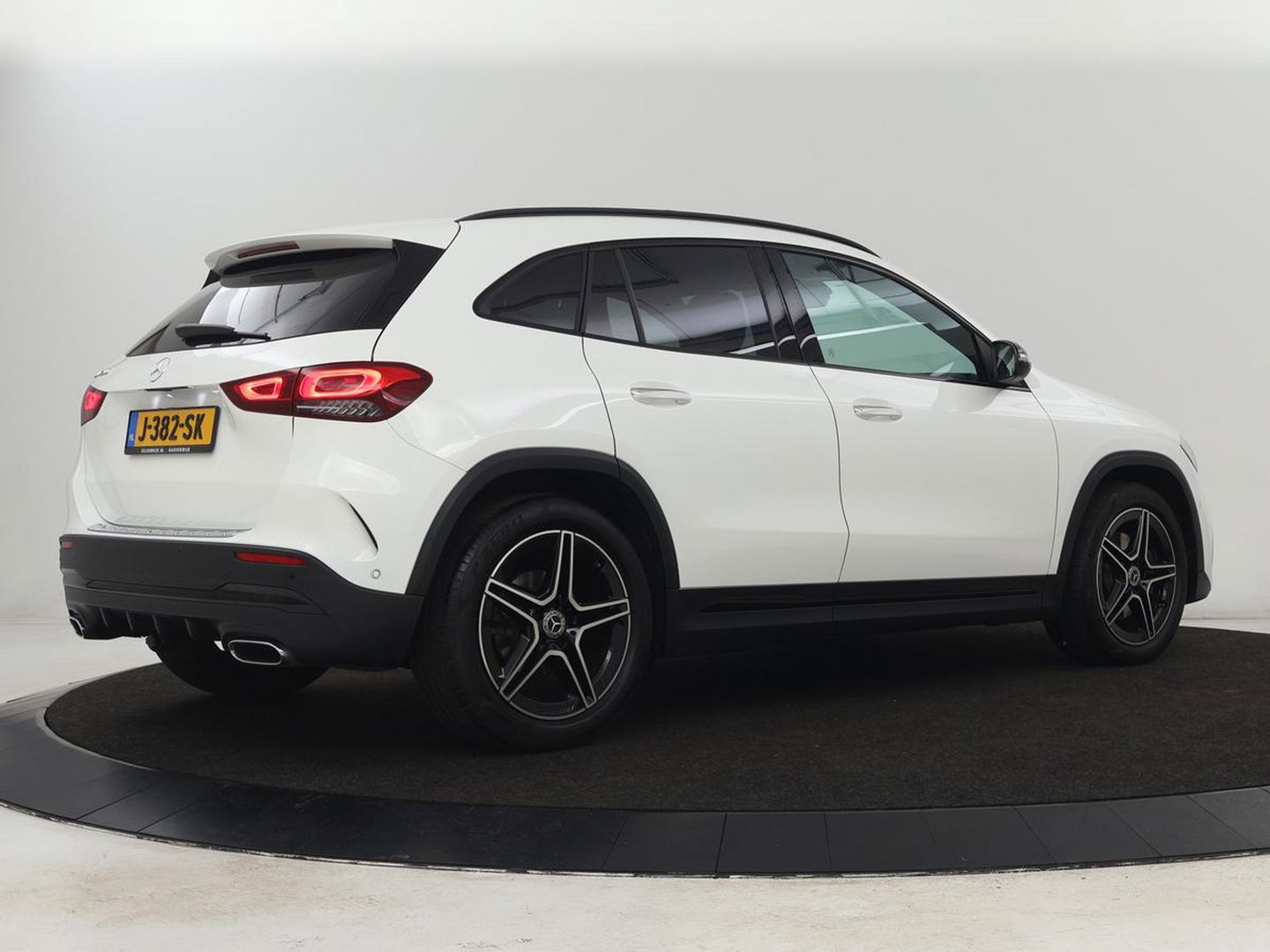 Mercedes-Benz GLA 200 Business Solution AMG | Panoramadak | Stoelverwarming | Trekhaak | Keyless | Matrix LED | Leder/Alcantara | Navigatie | Camera | Park Assist