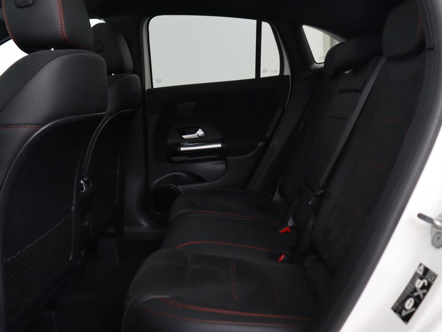 Mercedes-Benz GLA 200 Business Solution AMG | Panoramadak | Stoelverwarming | Trekhaak | Keyless | Matrix LED | Leder/Alcantara | Navigatie | Camera | Park Assist