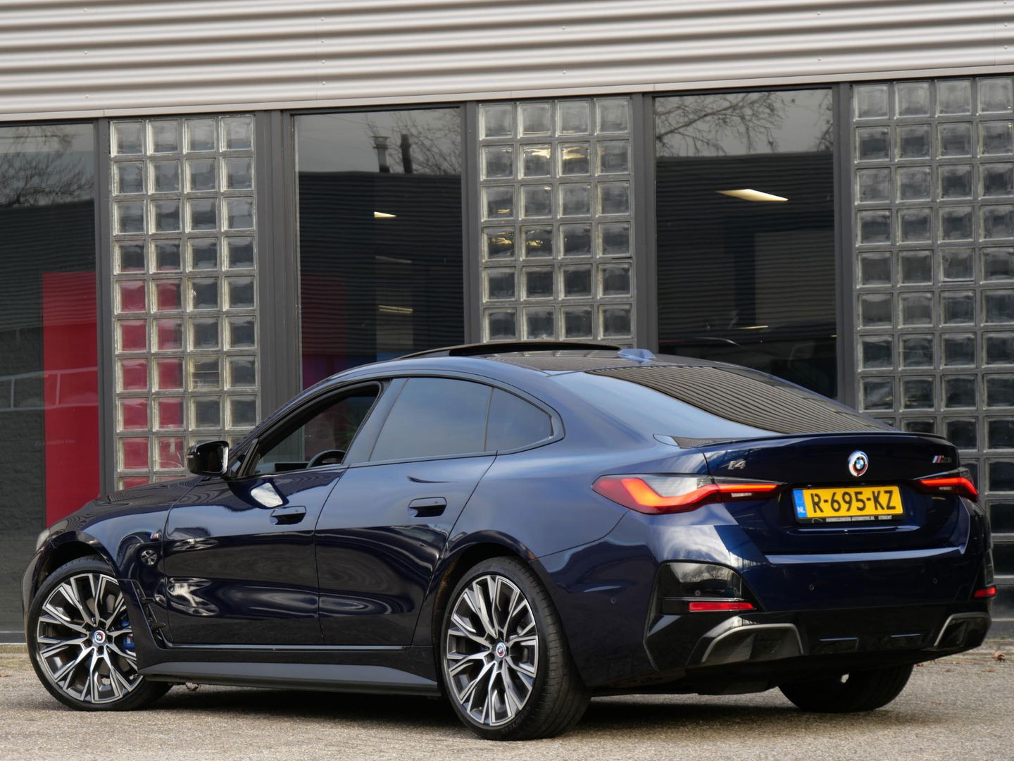 BMW i4 M50 M-SPORT/ KUIPSTOELEN/ SCHUIFDAK/ 360° CAMERA/ HEAD-UP/ 20INCH INDIVIDUAL VELGEN