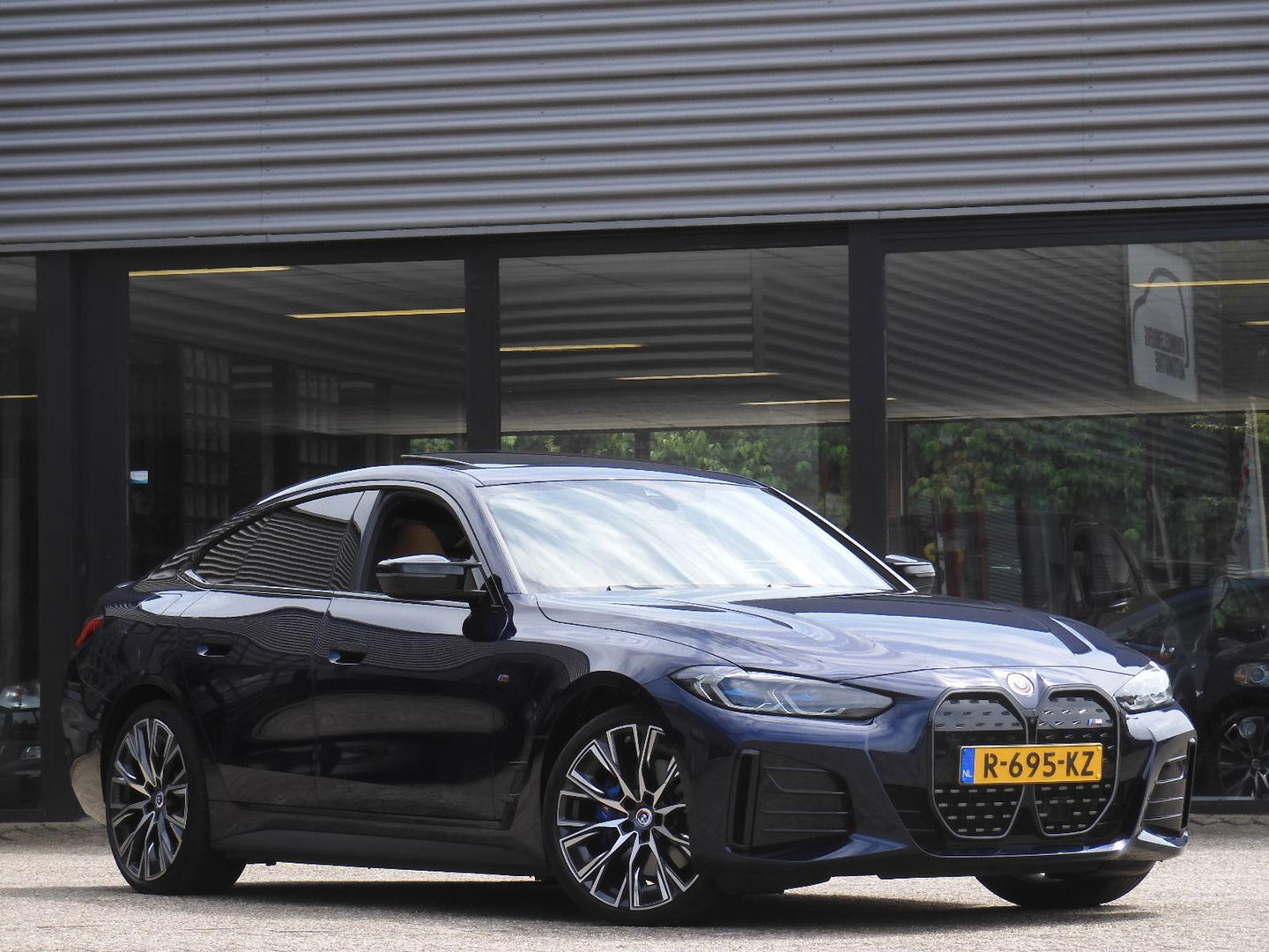 BMW i4 M50 M-SPORT/ KUIPSTOELEN/ SCHUIFDAK/ 360° CAMERA/ HEAD-UP/ 20INCH INDIVIDUAL VELGEN