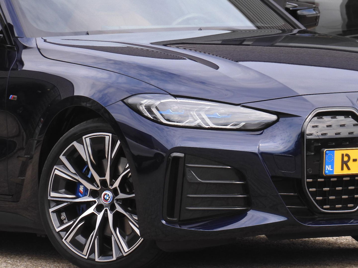 BMW i4 M50 M-SPORT/ KUIPSTOELEN/ SCHUIFDAK/ 360° CAMERA/ HEAD-UP/ 20INCH INDIVIDUAL VELGEN