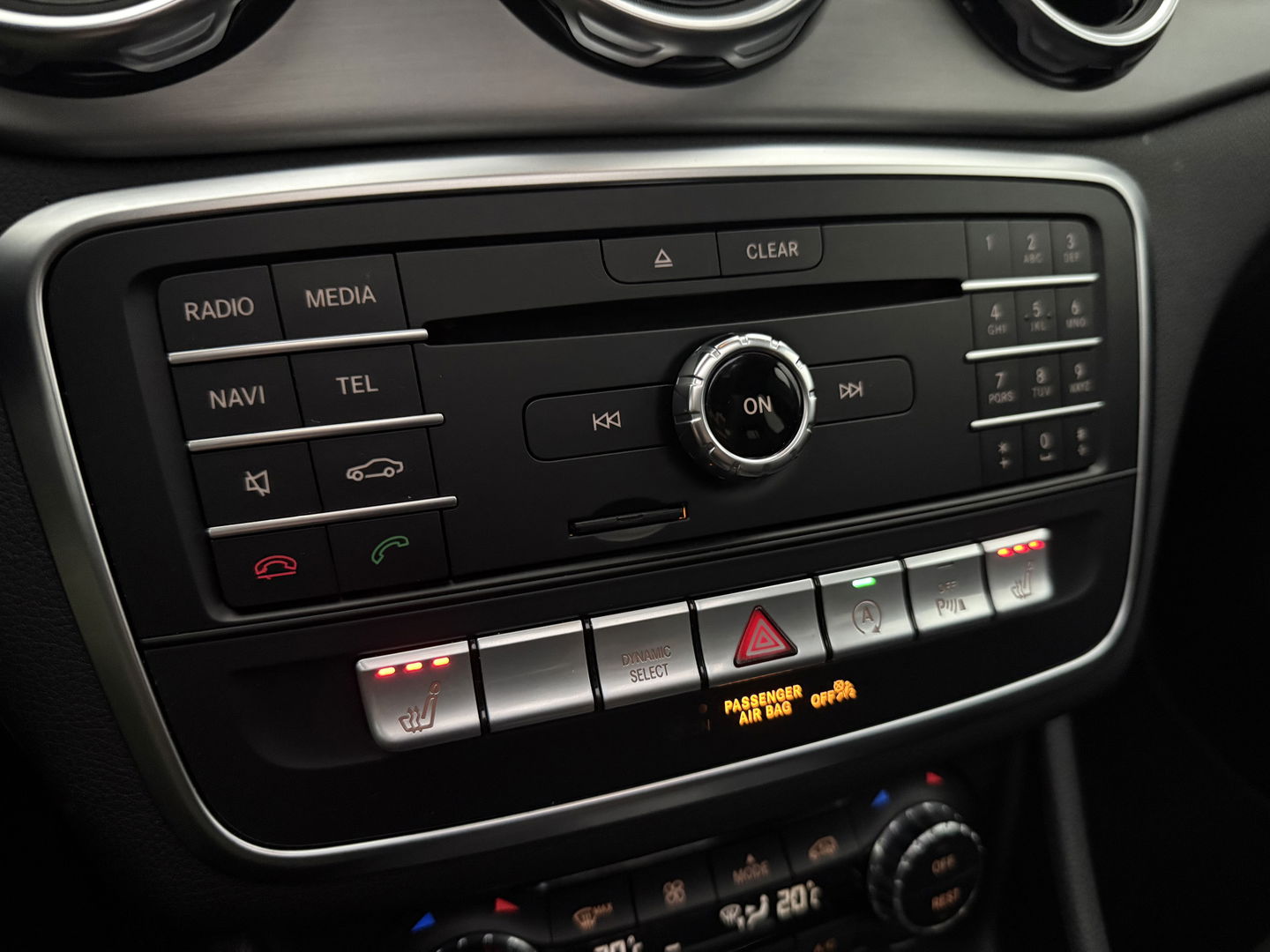 Mercedes-Benz GLA 180 AMG Night Upgrade | Pano | LED | Camera | Carplay | Parkeers. | NAP