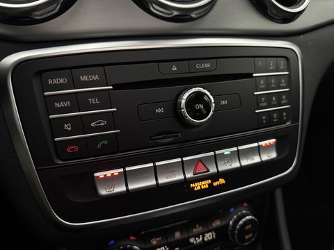 Mercedes-Benz GLA 180 AMG Night Upgrade | Pano | LED | Camera | Carplay | Parkeers. | NAP