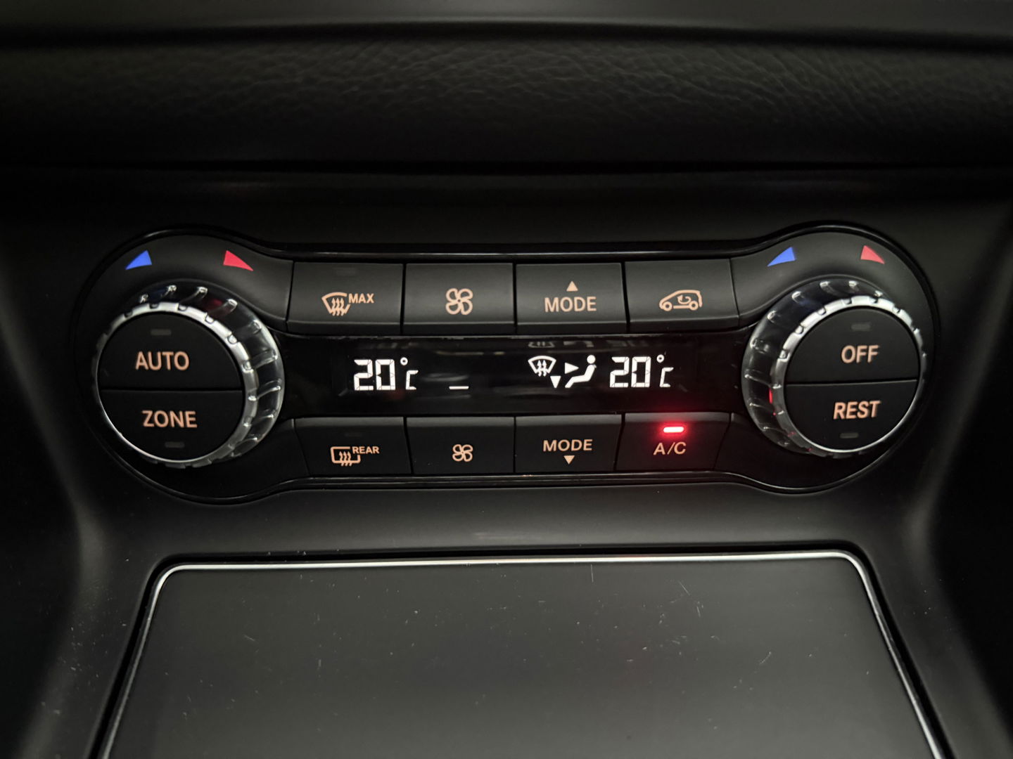 Mercedes-Benz GLA 180 AMG Night Upgrade | Pano | LED | Camera | Carplay | Parkeers. | NAP