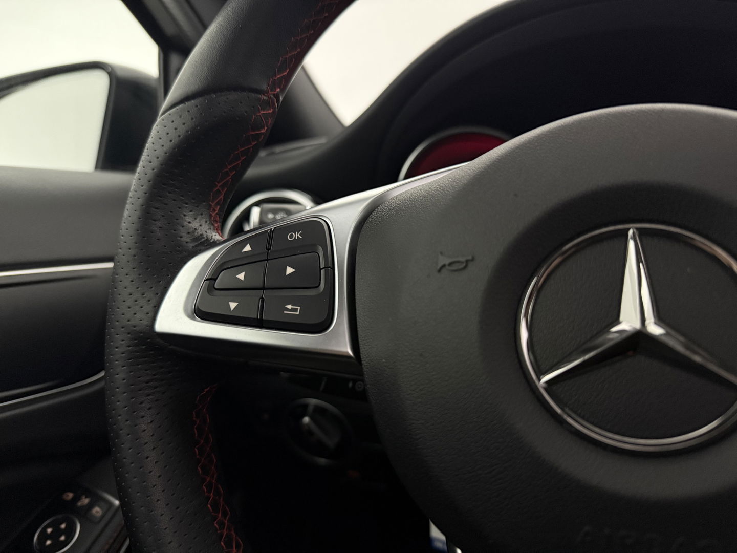 Mercedes-Benz GLA 180 AMG Night Upgrade | Pano | LED | Camera | Carplay | Parkeers. | NAP