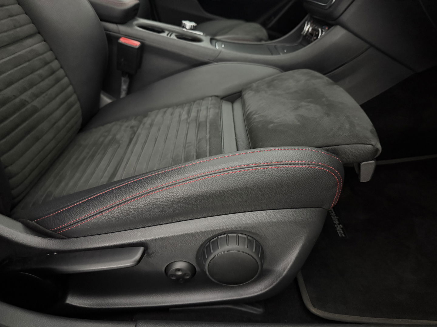 Mercedes-Benz GLA 180 AMG Night Upgrade | Pano | LED | Camera | Carplay | Parkeers. | NAP