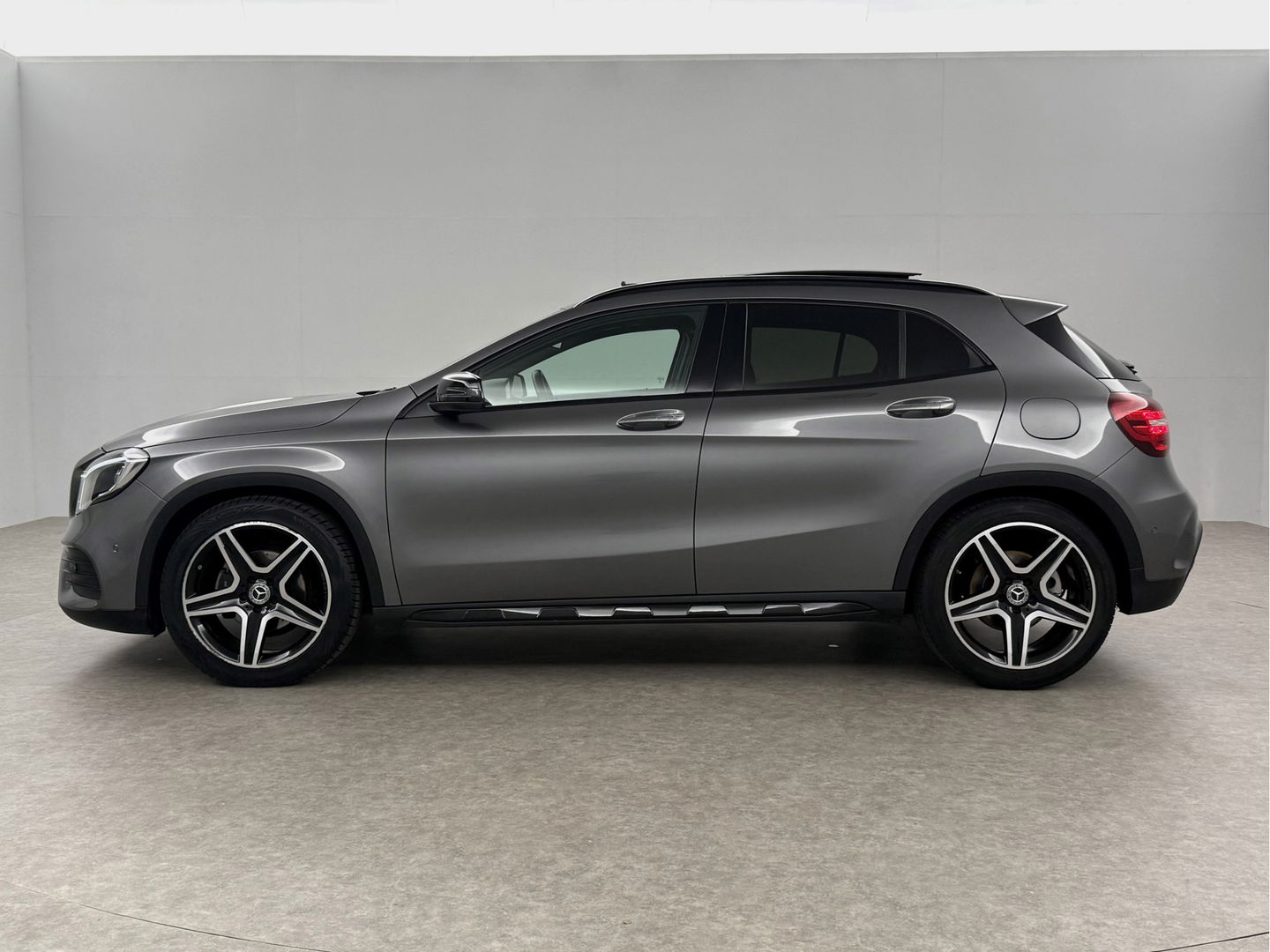 Mercedes-Benz GLA 180 AMG Night Upgrade | Pano | LED | Camera | Carplay | Parkeers. | NAP