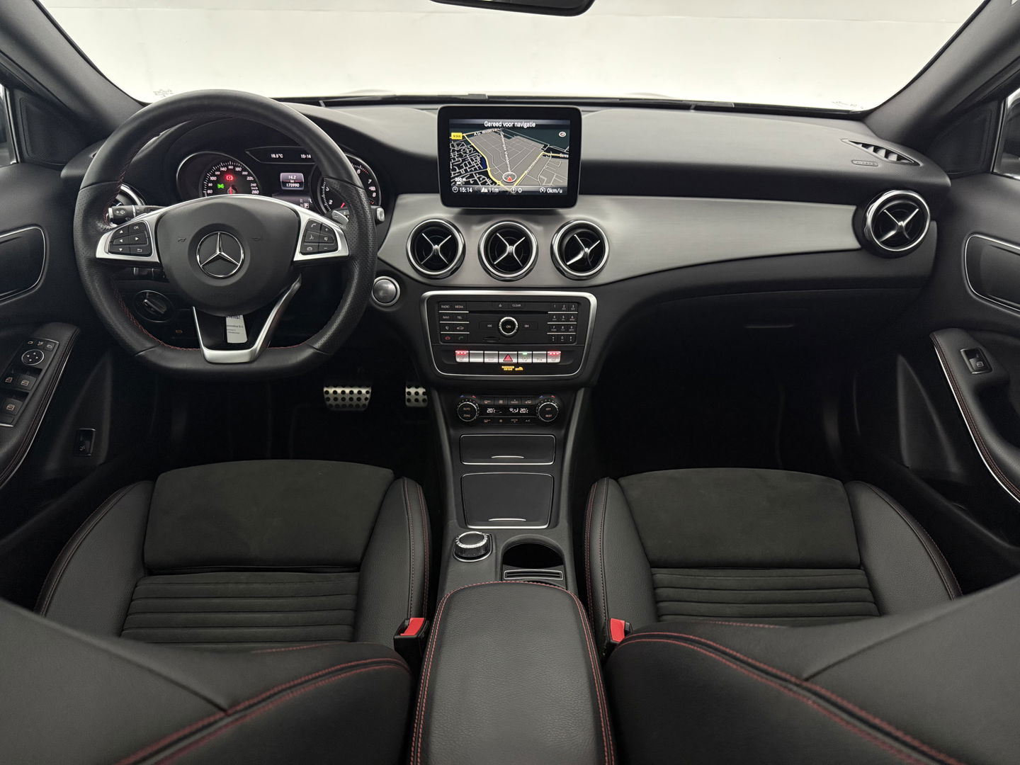 Mercedes-Benz GLA 180 AMG Night Upgrade | Pano | LED | Camera | Carplay | Parkeers. | NAP