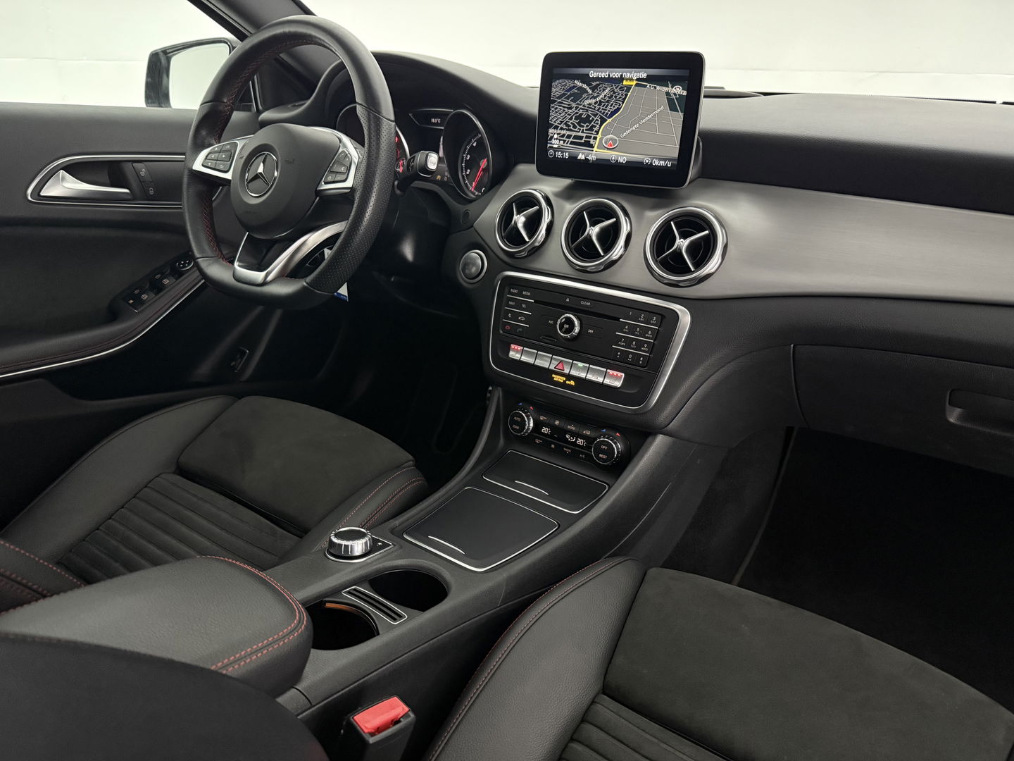Mercedes-Benz GLA 180 AMG Night Upgrade | Pano | LED | Camera | Carplay | Parkeers. | NAP
