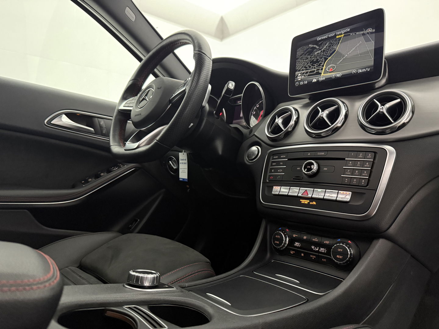 Mercedes-Benz GLA 180 AMG Night Upgrade | Pano | LED | Camera | Carplay | Parkeers. | NAP