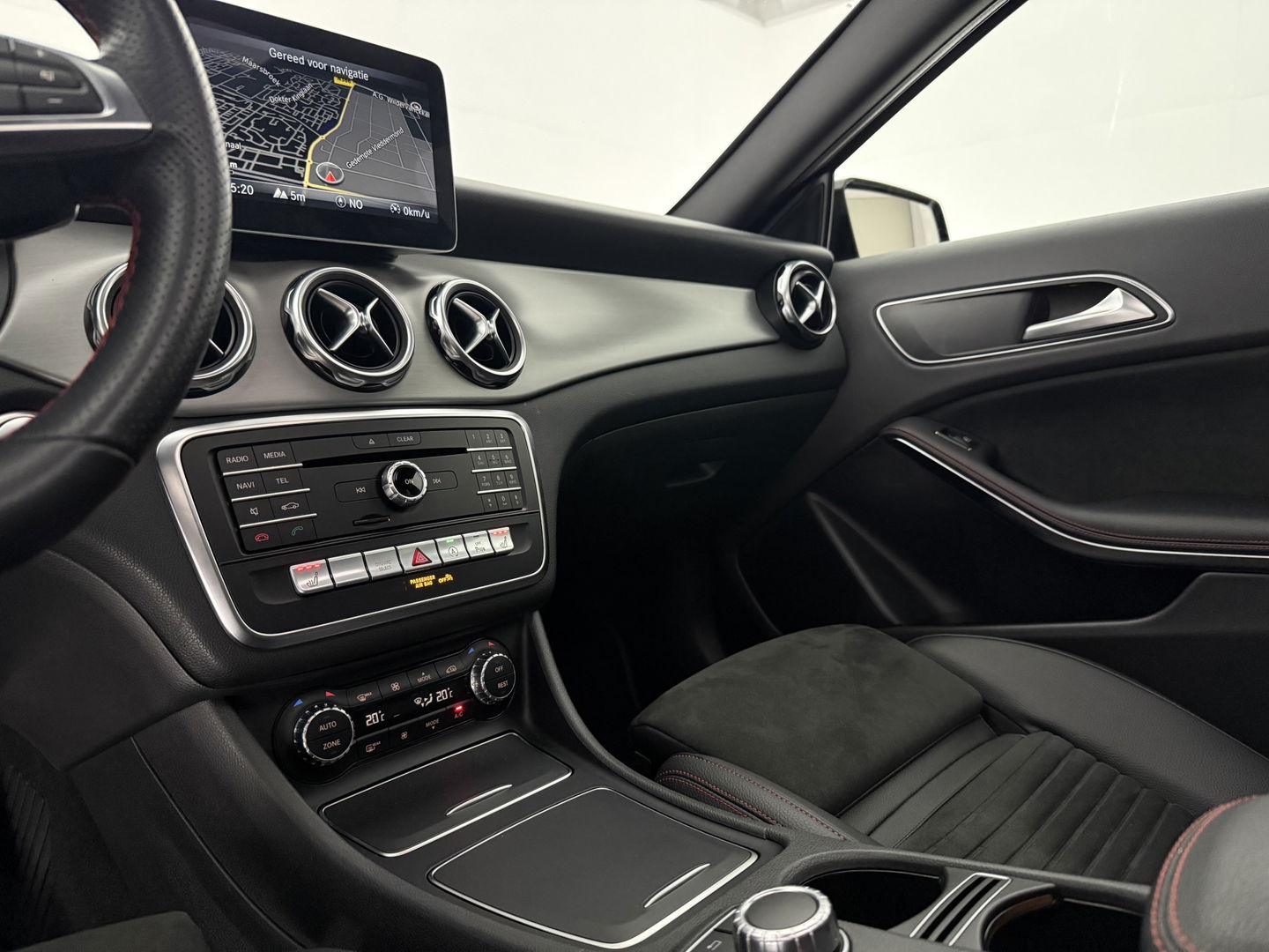 Mercedes-Benz GLA 180 AMG Night Upgrade | Pano | LED | Camera | Carplay | Parkeers. | NAP