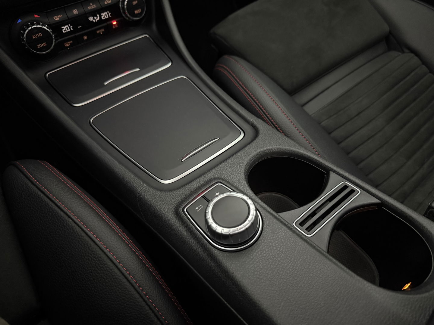 Mercedes-Benz GLA 180 AMG Night Upgrade | Pano | LED | Camera | Carplay | Parkeers. | NAP