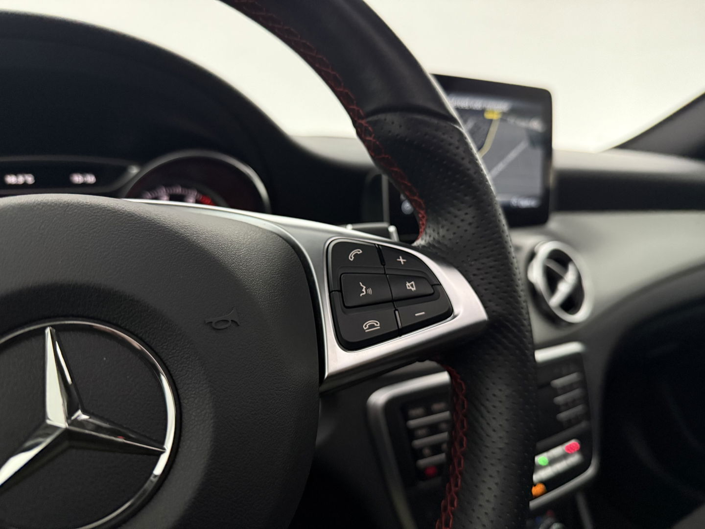 Mercedes-Benz GLA 180 AMG Night Upgrade | Pano | LED | Camera | Carplay | Parkeers. | NAP