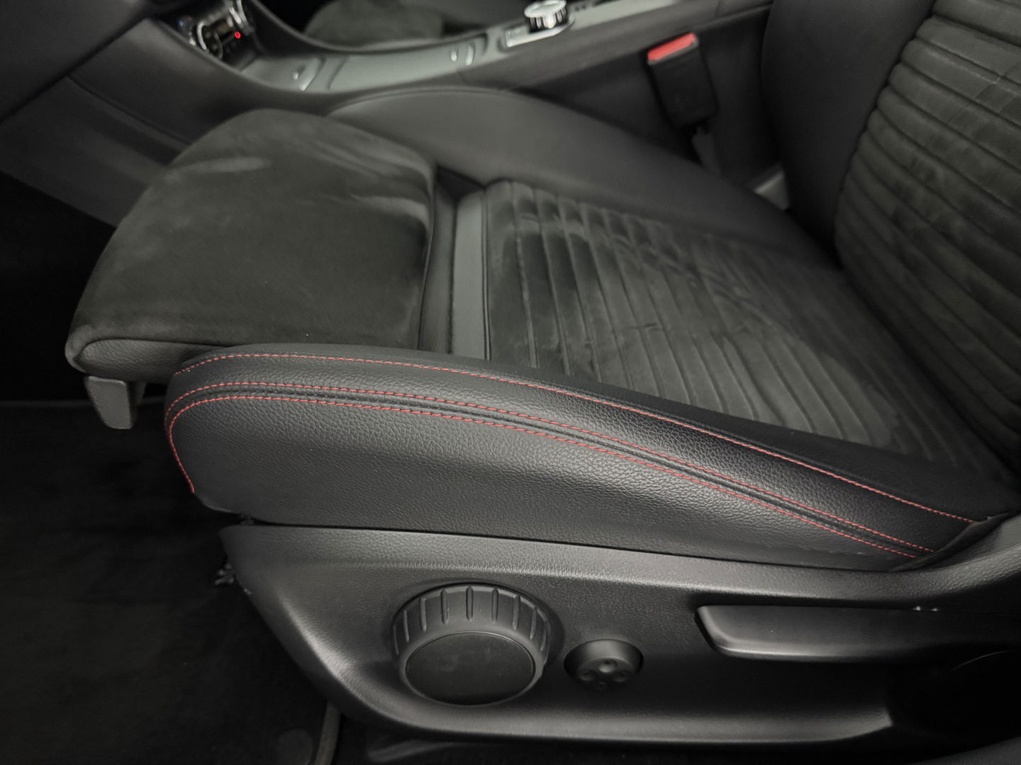 Mercedes-Benz GLA 180 AMG Night Upgrade | Pano | LED | Camera | Carplay | Parkeers. | NAP