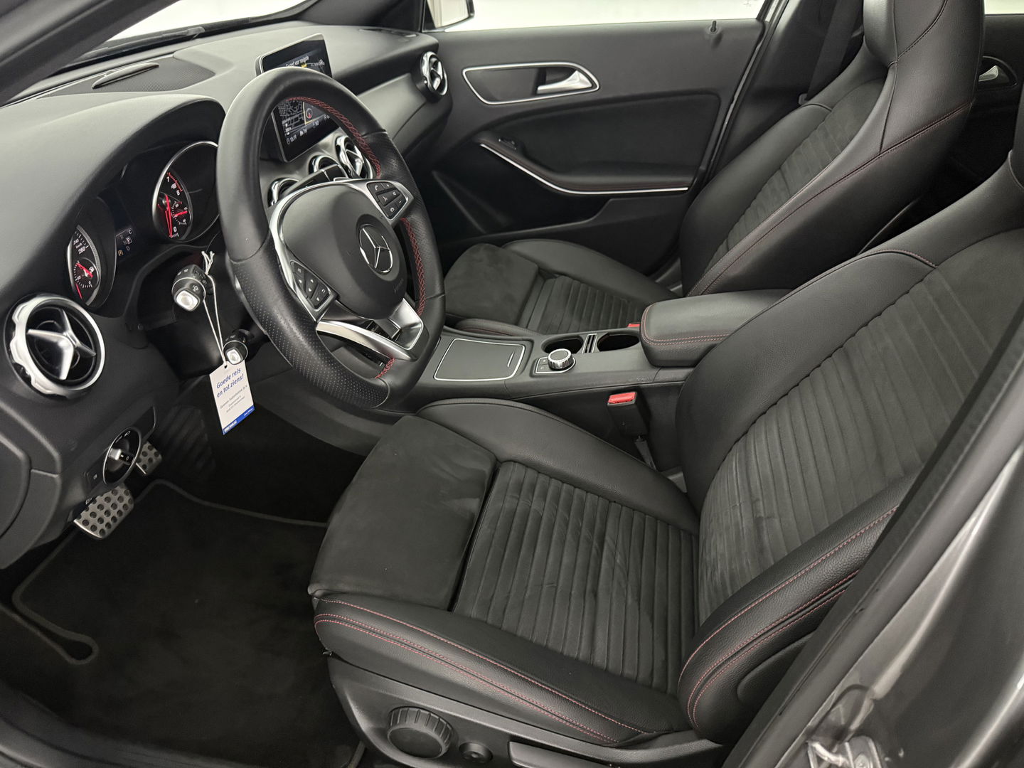 Mercedes-Benz GLA 180 AMG Night Upgrade | Pano | LED | Camera | Carplay | Parkeers. | NAP