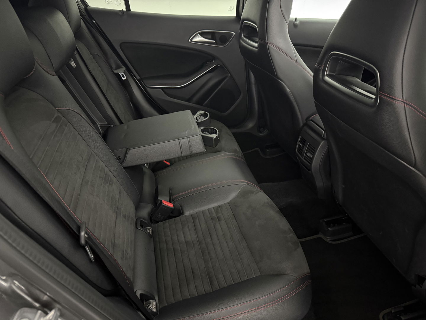 Mercedes-Benz GLA 180 AMG Night Upgrade | Pano | LED | Camera | Carplay | Parkeers. | NAP