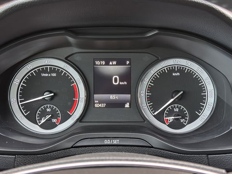 Škoda Karoq 1.5 TSI ACT Style | Stuurwielverwarming | Stoelverwarming | Elektrische Trekhaak | Adaptieve Cruise Control | Achterbank Verwarming | Apple Carplay | Android Auto | Navigatie | DAB |