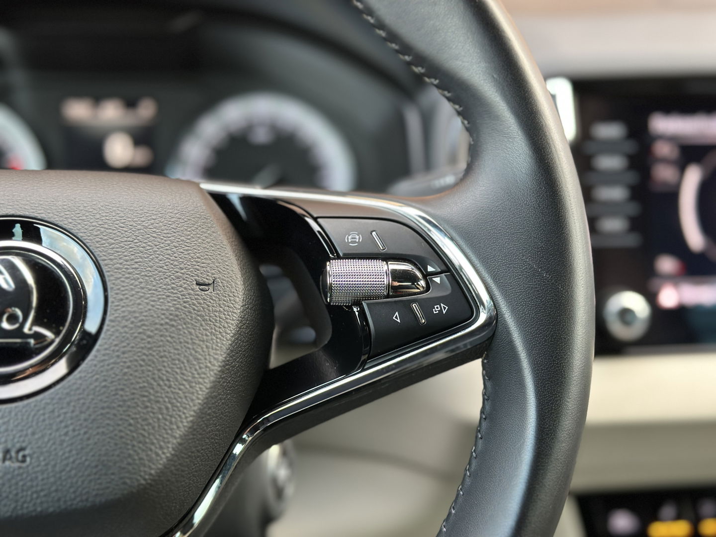 Škoda Karoq 1.5 TSI ACT Style | Stuurwielverwarming | Stoelverwarming | Elektrische Trekhaak | Adaptieve Cruise Control | Achterbank Verwarming | Apple Carplay | Android Auto | Navigatie | DAB |