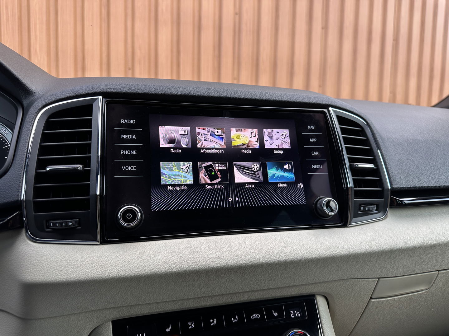 Škoda Karoq 1.5 TSI ACT Style | Stuurwielverwarming | Stoelverwarming | Elektrische Trekhaak | Adaptieve Cruise Control | Achterbank Verwarming | Apple Carplay | Android Auto | Navigatie | DAB |